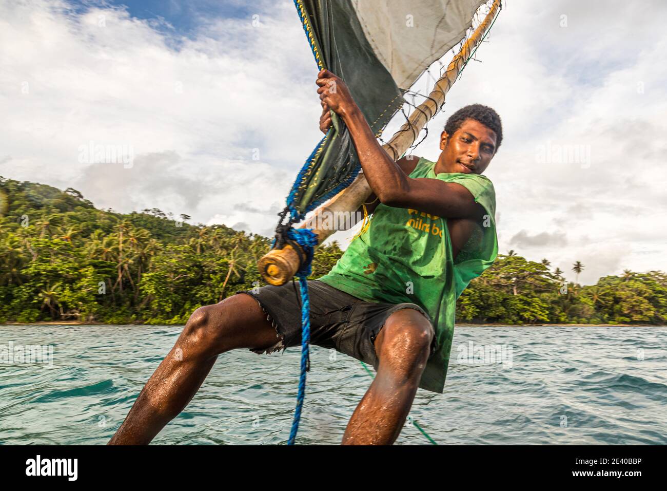 Vela de estilo polinesio en un proa (velero de varios cascos) en las Islas Deboyne, Papúa Nueva Guinea Foto de stock