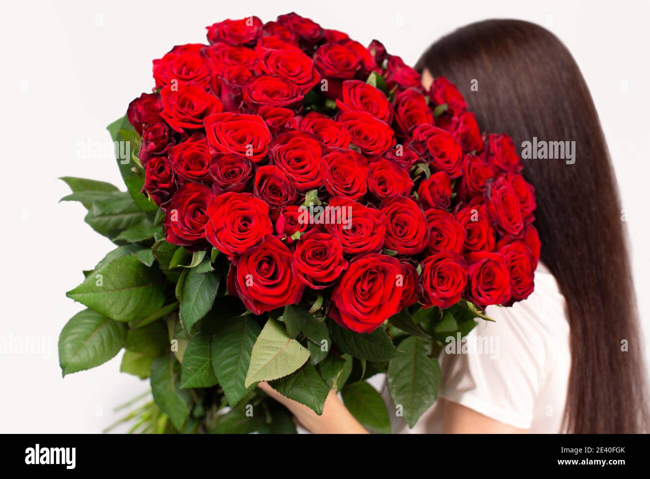 La chica con un gran ramo de rosas de flores en ella hombro Fotografía de  stock - Alamy