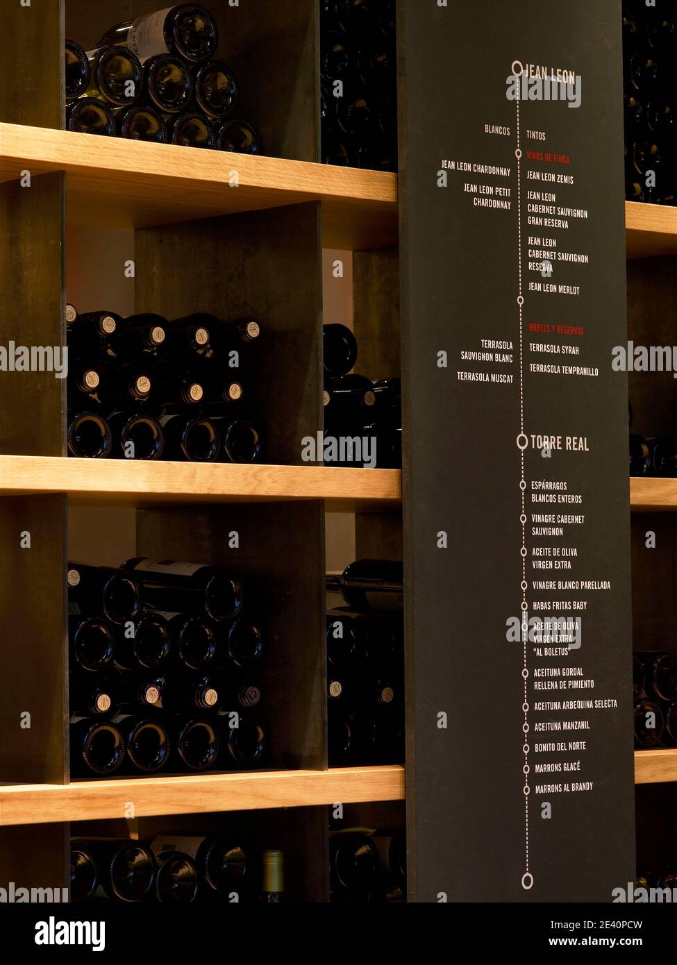 Vinoteca Torres - la Roca (Barcelona) por Toni Arola, Vinothek, español, españa, España, España, España, España-a Catalu-a, gastronomía, gastronomía, gastronomia, gastronomia Foto de stock