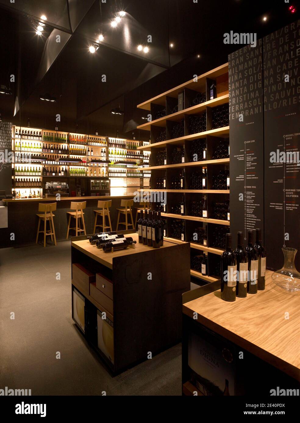 Vinoteca Torres - la Roca (Barcelona) por Toni Arola, Vinothek, español, españa, España, España, España, España-a Catalu-a, gastronomía, gastronomía, gastronomia, gastronomia Foto de stock