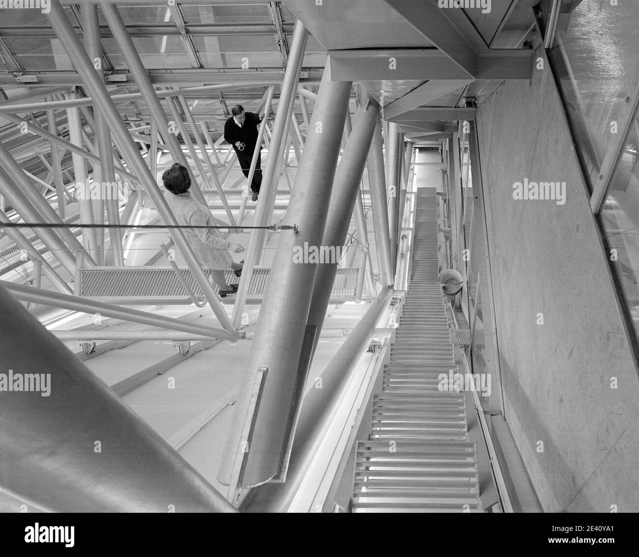 Arquitecto James Stirling en el techo del edificio de la Facultad de Historia, Universidad de Cambridge. Foto de stock