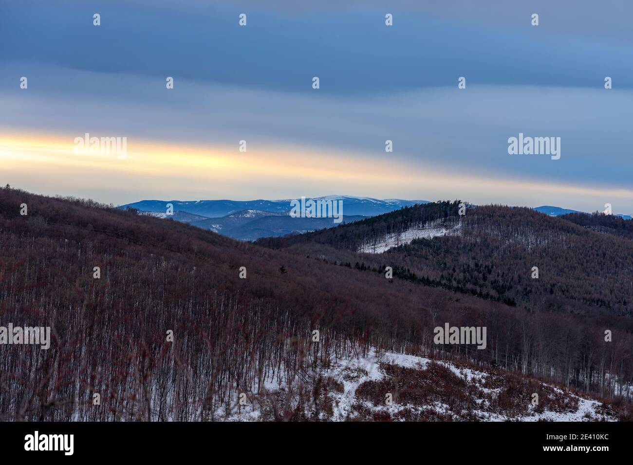 Kőszeg colinas al atardecer en invierno Foto de stock