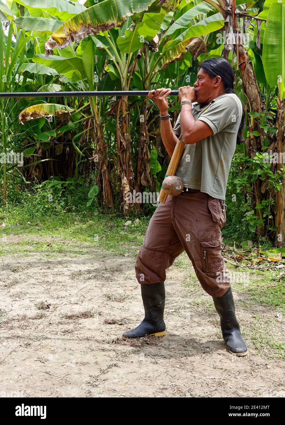 Hombre usando pistola de aire; indígena, caza; habilidad; arma larga, botas  de goma, América del Sur, selva tropical amazónica, Ecuador, MR Fotografía  de stock - Alamy