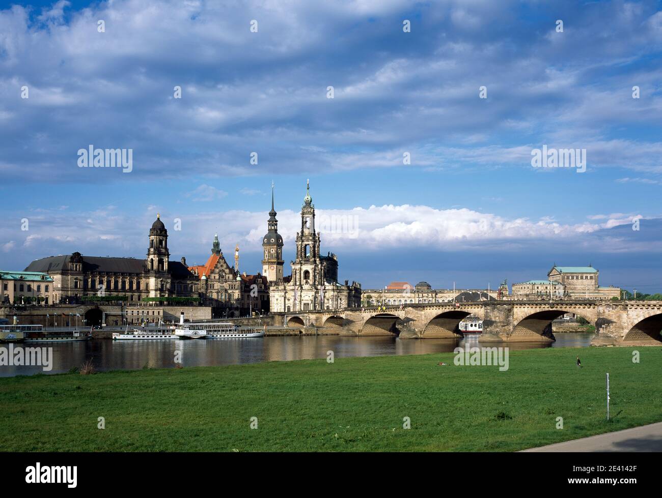 Blick über die Elbe auf Schlo?, Hofkirche und Semperoper Foto de stock