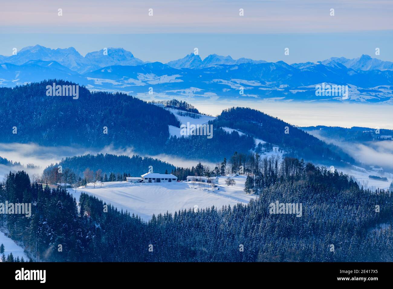 vista panorámica desde el castillo ruine ruttenstein en la región de austria muehlviertel en una mañana nevada Foto de stock