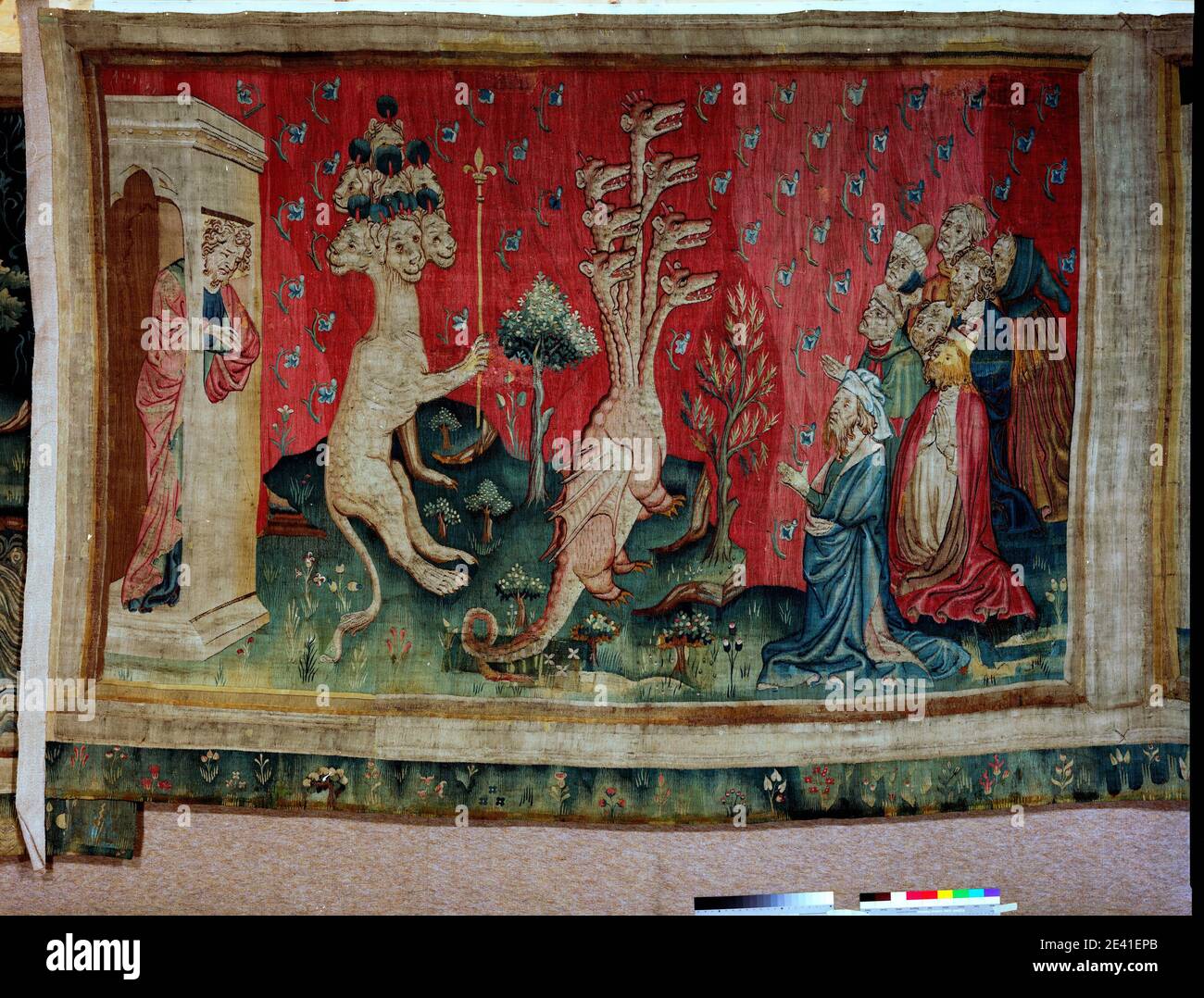 La Tenture de l'Apocalypse d'Angers, L'Adoration du Dragon (1,56 x 2,35 m), Anbetung des Drachen Foto de stock