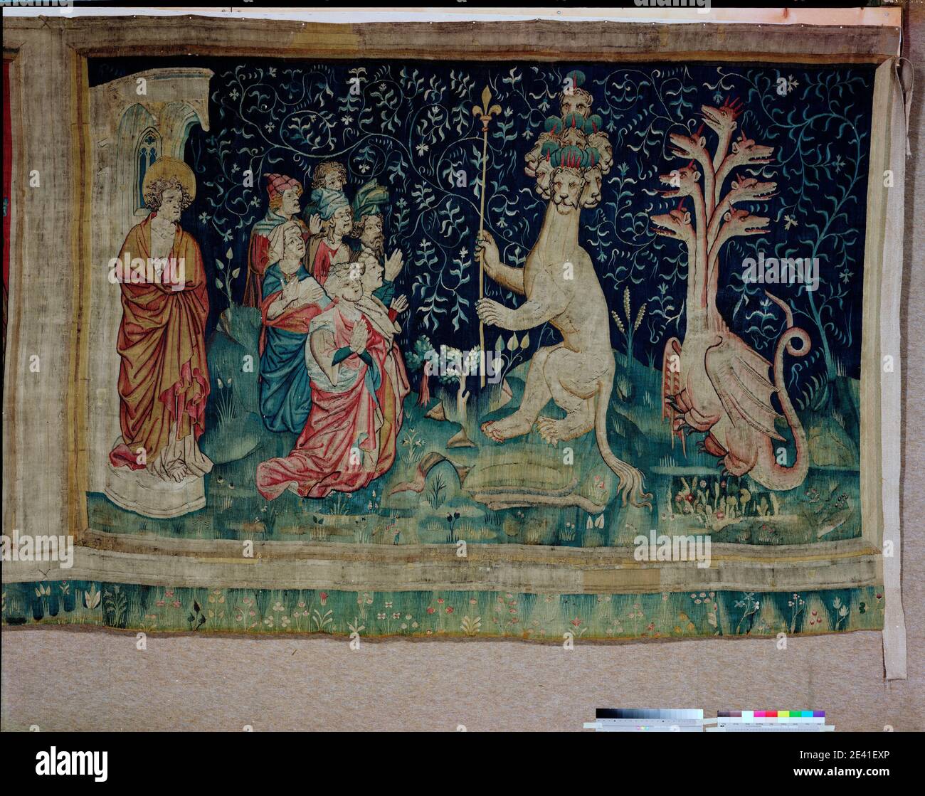 La Tenture de l'Apocalypse d'Angers, L'Adoration de la Bête (1,54 x 2,56 m), Anbetung des Tieres Foto de stock