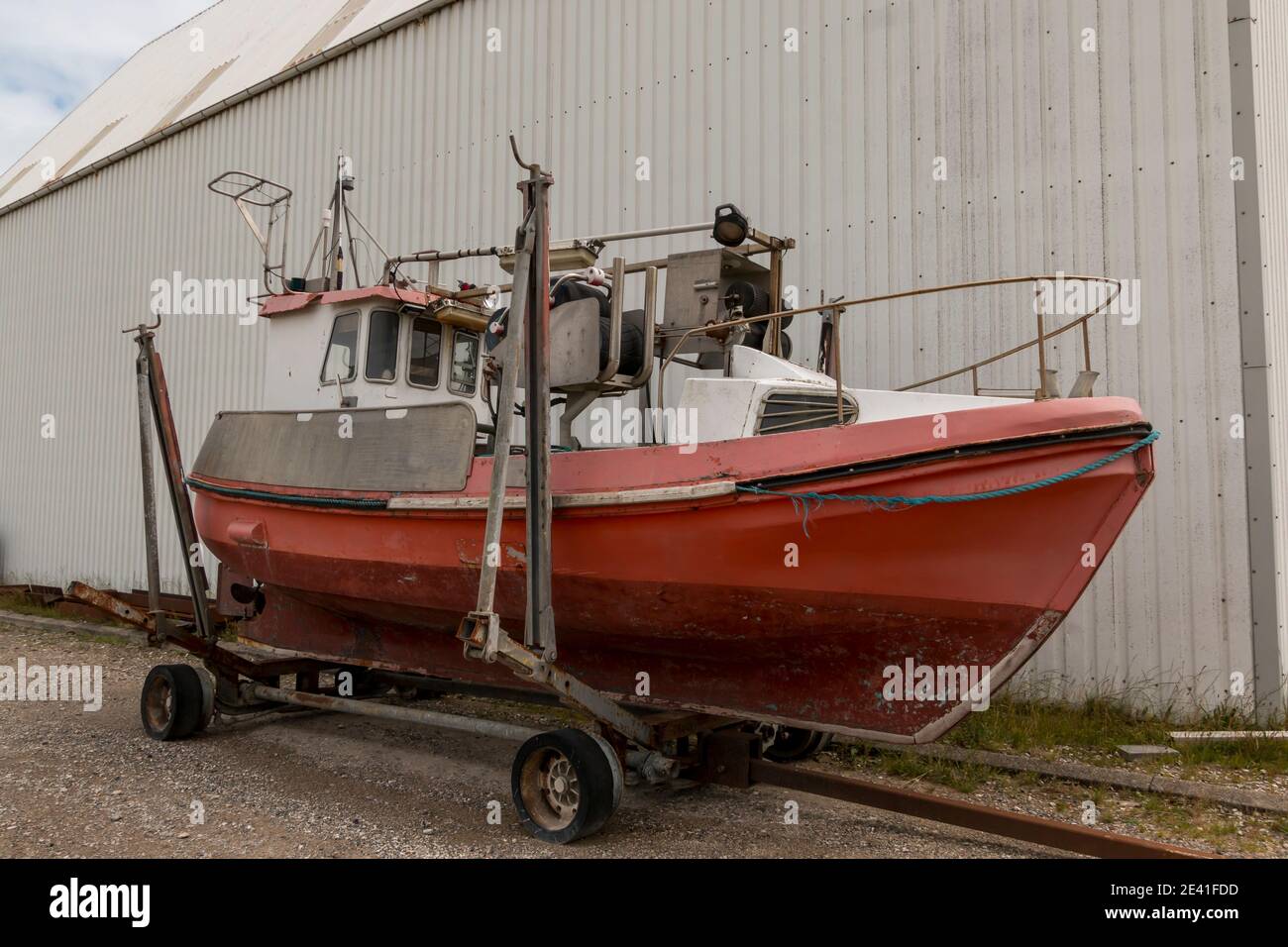 Bonnerup, Dinamarca - 15 juli 2020: Cortadores de pesca rojos se encuentran en el muelle y están siendo reparados, Foto de stock
