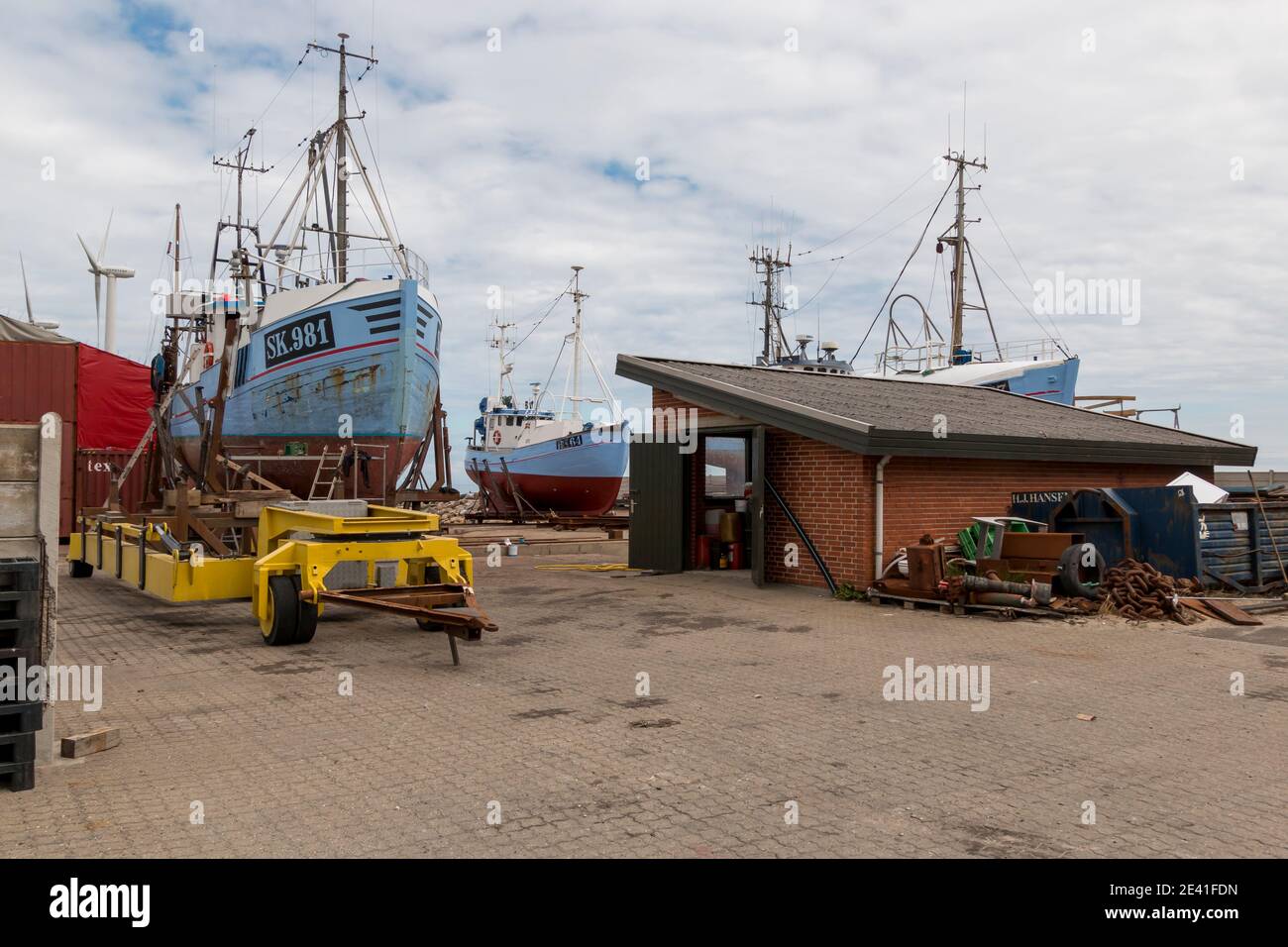 Bonnerup, Dinamarca - 15 juli 2020: Cortadores de pesca azules se encuentran en el muelle y se están reparando, Foto de stock