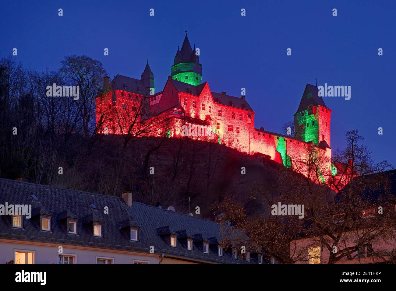 Destacado, rojo-iluminado Altena Castillo en la noche en la yuletide, Alemania, Renania del Norte-Westfalia, Sauerland, Altena Foto de stock