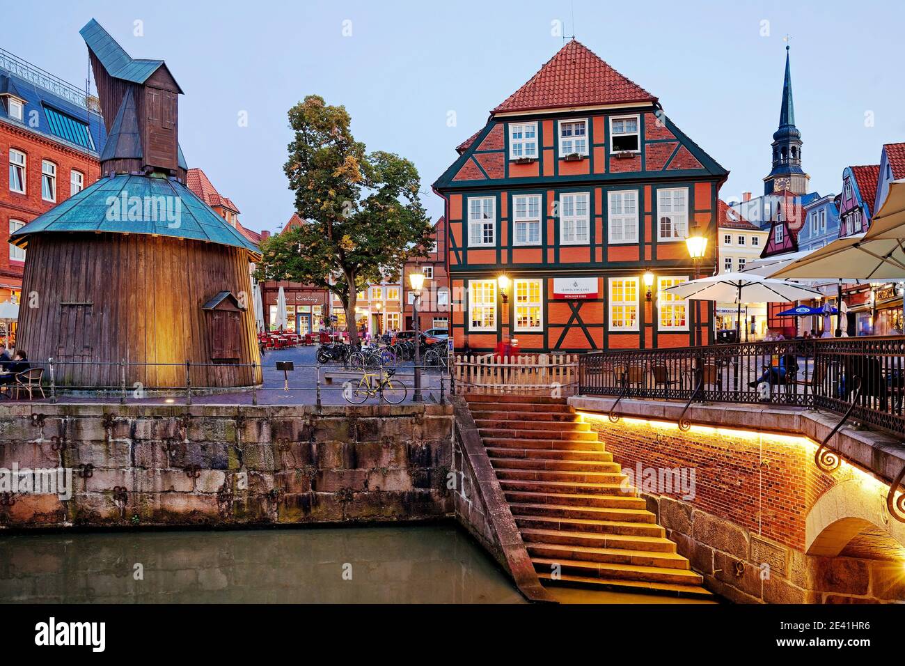 Casco antiguo de Stade, puerto hanseático con grúa de madera por la noche, Alemania, Baja Sajonia, Stade Foto de stock