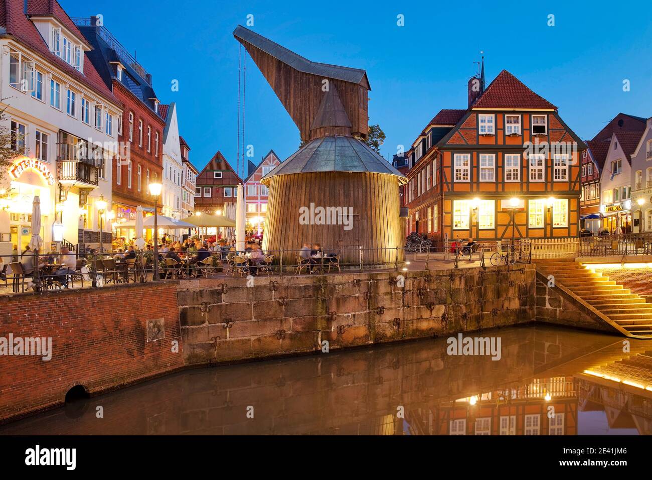 Casco antiguo de Stade, puerto hanseático con grúa de madera antigua por la noche, Alemania, Baja Sajonia, Stade Foto de stock