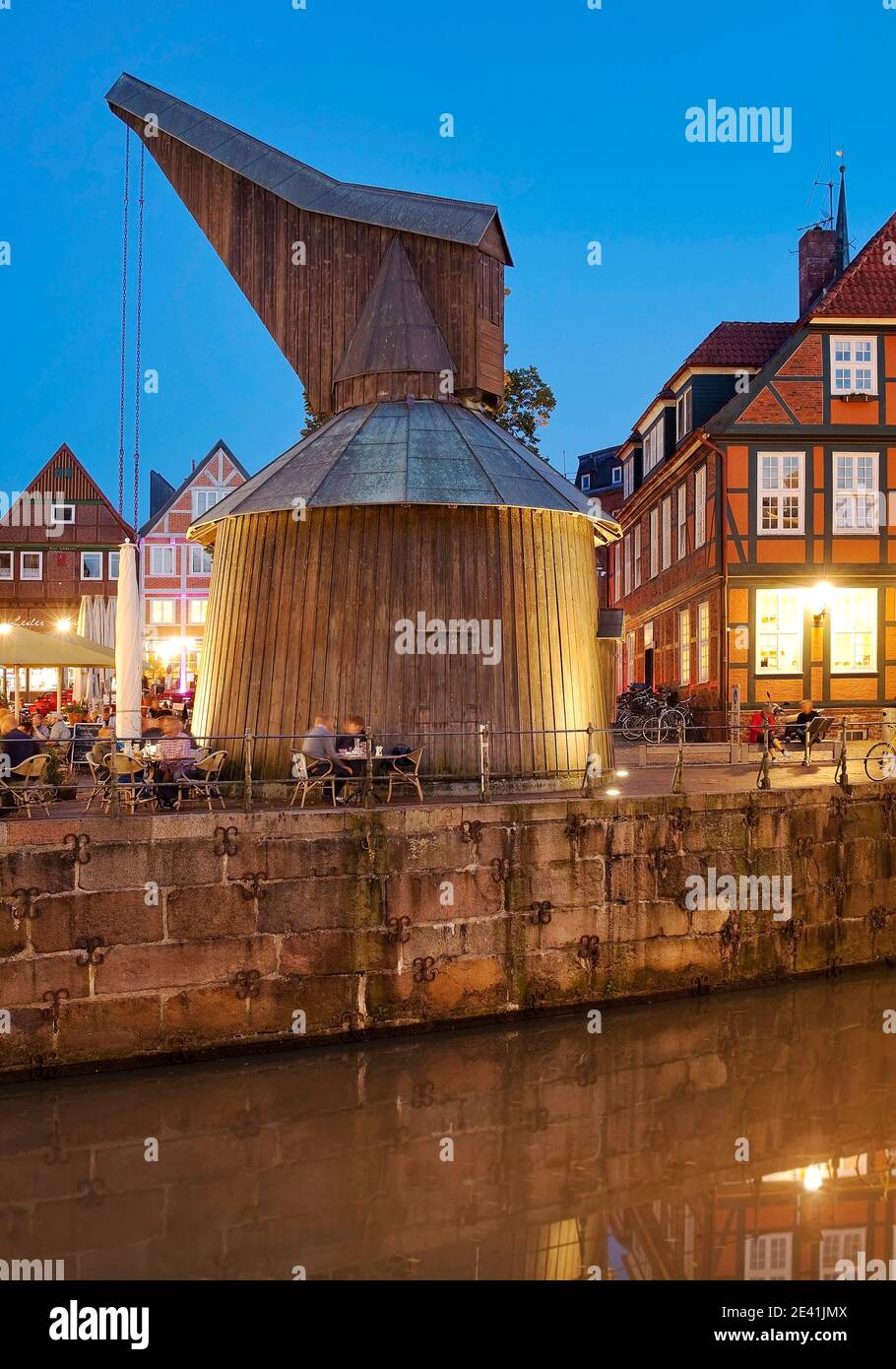 Casco antiguo de Stade, puerto hanseático con grúa de madera antigua por la noche, Alemania, Baja Sajonia, Stade Foto de stock