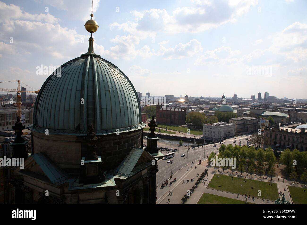 Blick von der Kuppel auf Lustgarten, Friedrichwerdersche Kirche und unter den Linden Foto de stock