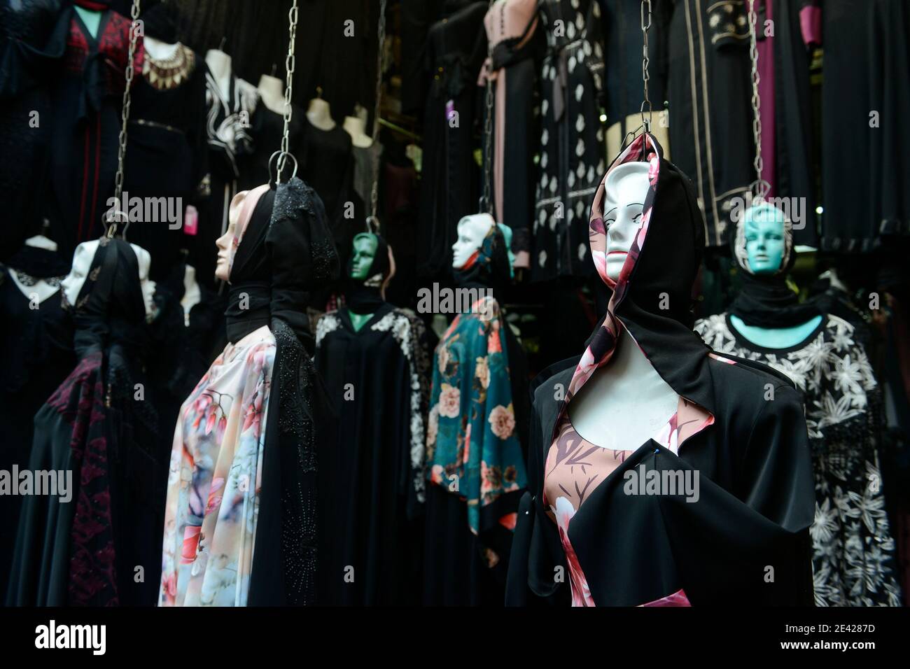 EGIPTO, el Cairo, bazar Khan el-Khalili en el casco antiguo, ropa femenina musulmana / AEGYPTEN, Kairo, Basar Khan el-Khalili en der Altstadt, muslimische Frauen Bekleidung Foto de stock