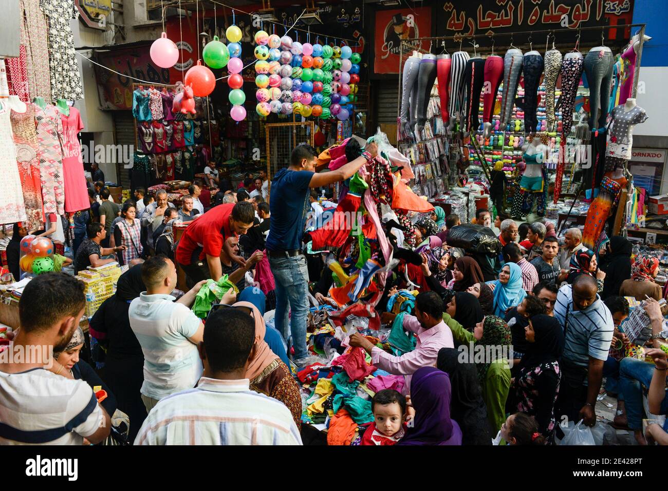 EGIPTO, el Cairo, bazar Khan el-Khalili en el casco antiguo, venta de textiles baratos / AEGYPTEN, Kairo, Basar Khan el-Khalili en der Altstadt, Verkauf billiger Textilien Foto de stock