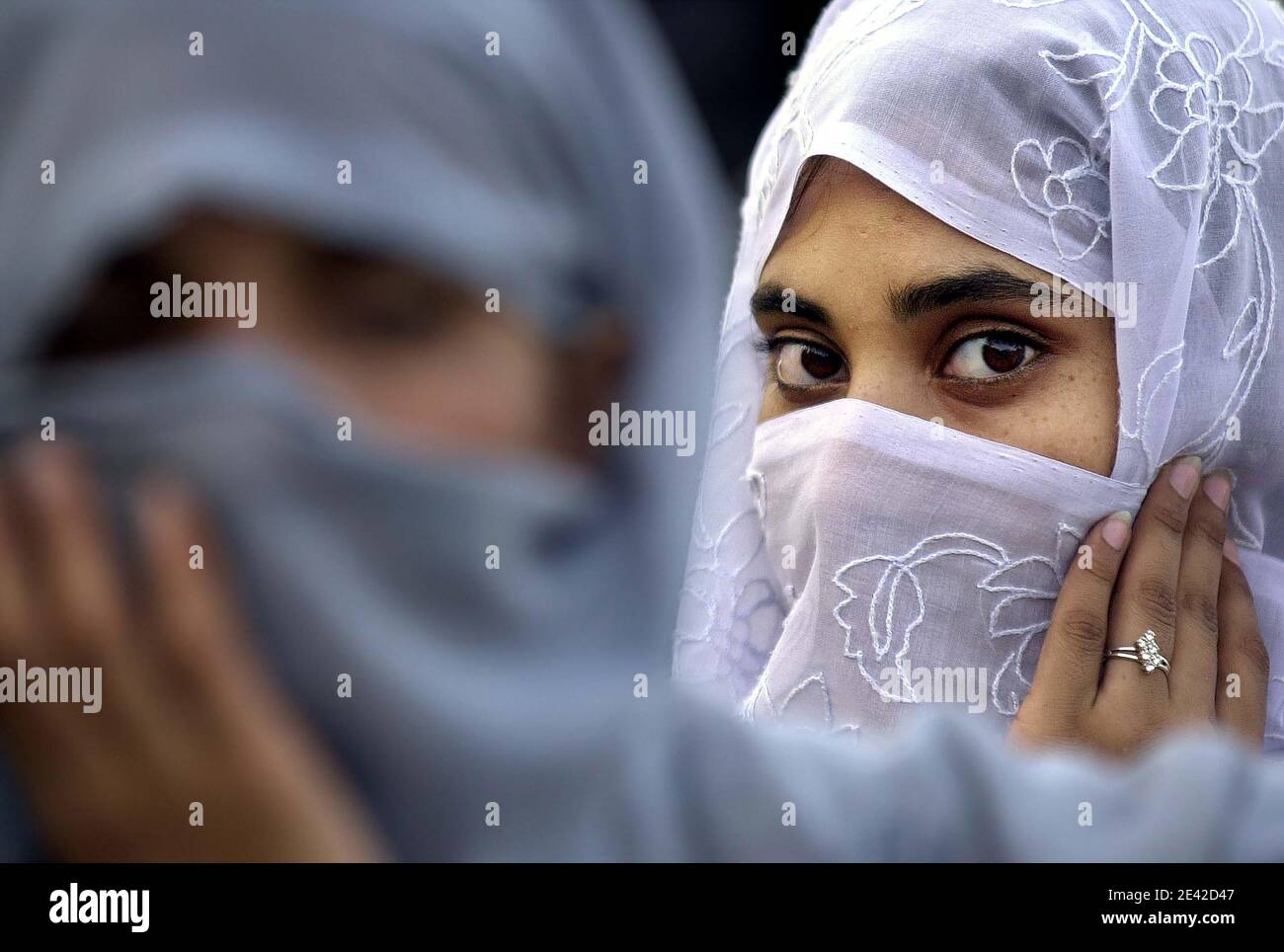 Retrato de una mujer que lleva un velo facial (ruband) vestido islámico  tradicional. Peshawar, Pakistán Fotografía de stock - Alamy