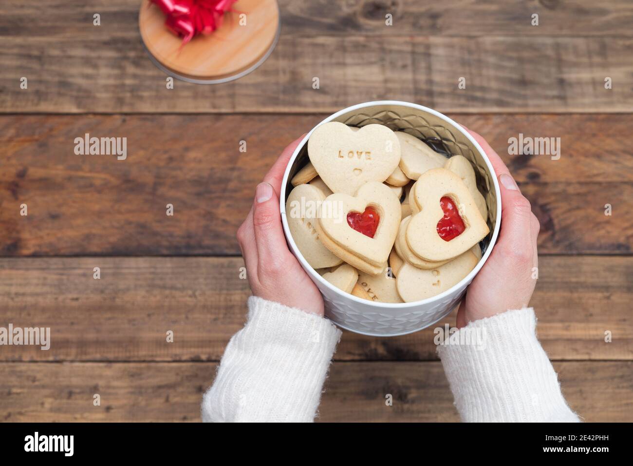 Caja de galletas en forma de corazón y manos de mujeres en una base de  madera. Concepto día de San Valentín, día de la Madre, aniversario  Fotografía de stock - Alamy