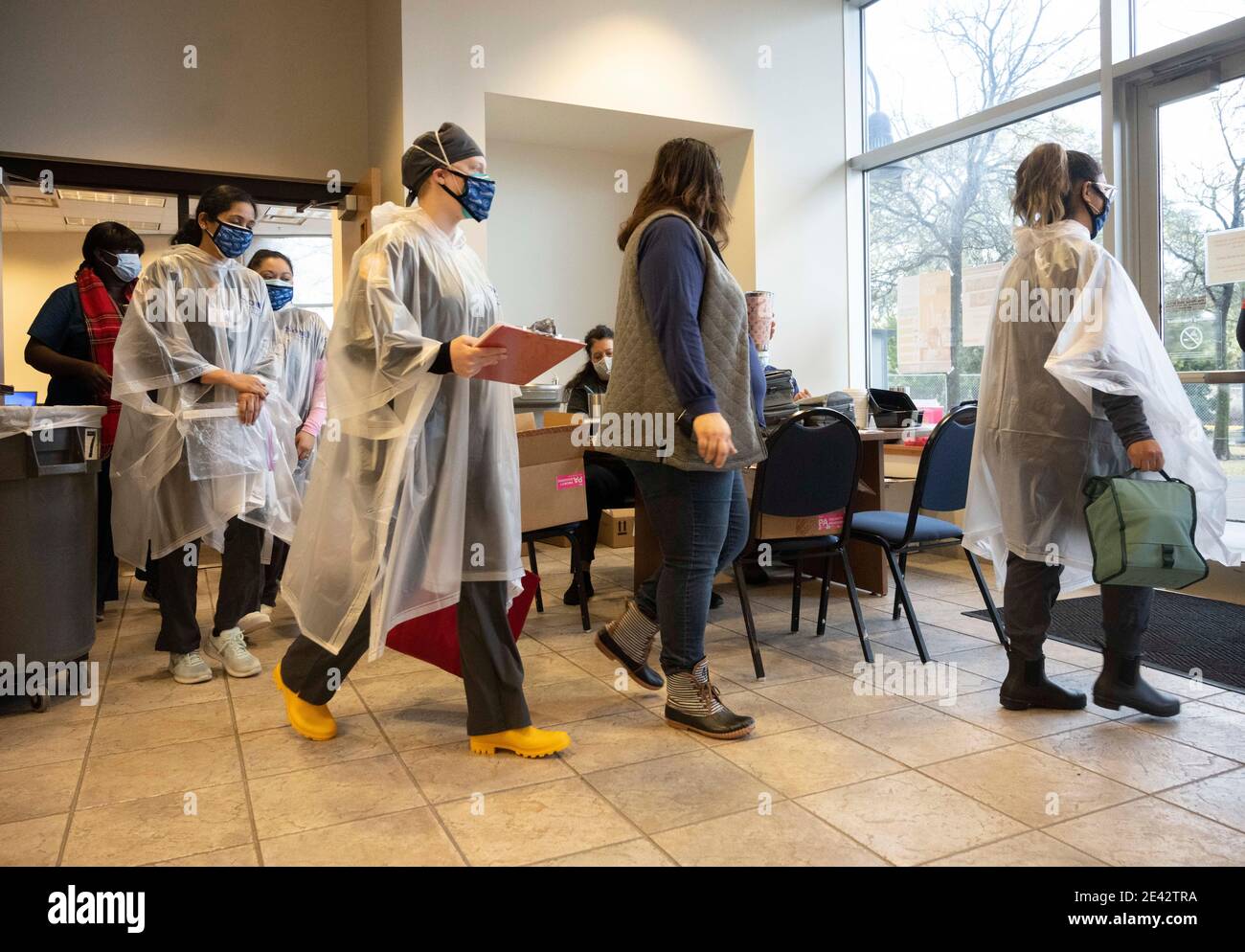 Round Rock, EE.UU. 21 de enero de 2021: Los estudiantes de enfermería de la Universidad del Sur vestidos con equipo de protección personal se preparan para administrar la vacuna moderna COVID-19 a la parte central de Texas alineados en una clínica de conducción. Más de 2,000 dosis se administraron en la clínica el día anterior a medida que Texas aumenta su respuesta a la vacuna. Crédito: Bob Daemmrich/Alamy Live News Foto de stock