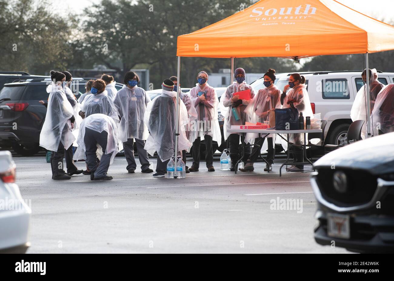 Round Rock, EE.UU. 21 de enero de 2021: Los estudiantes de enfermería de la Universidad del Sur vestidos con equipo de protección personal se preparan para administrar la vacuna moderna COVID-19 a la parte central de Texas alineados en una clínica de conducción. Más de 2,000 dosis se administraron en la clínica el día anterior a medida que Texas aumenta su respuesta a la vacuna. Crédito: Bob Daemmrich/Alamy Live News Foto de stock