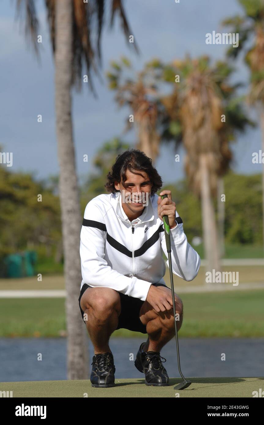 Rafael Nadal participa en el green 11 en Crandon Golf en Key Biscayne antes del Sony Ericsson Open en Key Biscayne, FL, EE.UU. El 24 de marzo de 2009. Foto de Corinne Dubreuil/Cameleon/ABACAPRESS.COM Foto de stock