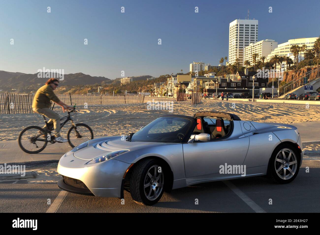Vista del modelo Tesla de coche eléctrico, en Santa Mónica, California, EE.UU. El 10 de enero de 2009. La compañía Tesla Motors construye coches todo-eléctricos. Foto de Lionel Hahn/ABACAPRESS.COM Foto de stock