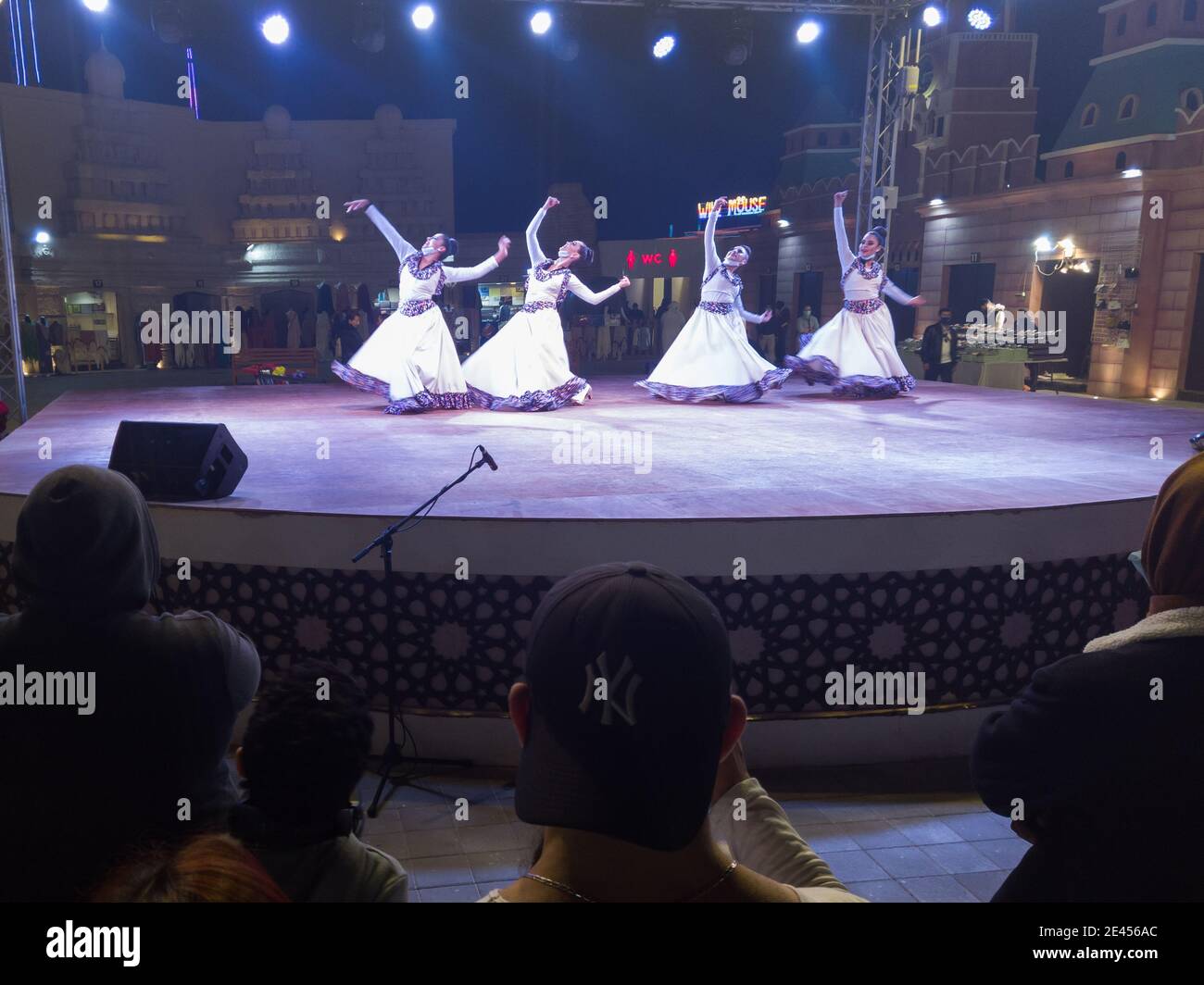 Actuación en vivo de la danza y el arte tradicionales de Argentina | en el Sheikh Zayed Heritage Festival, una atracción turística en Abu Dhabi, EAU Foto de stock