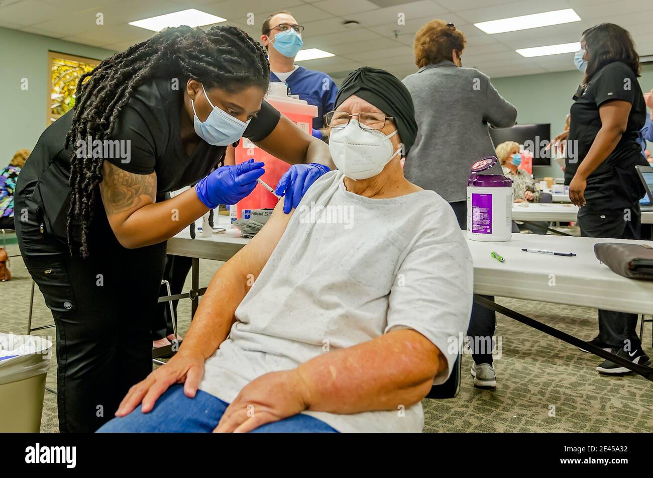 Una mujer de 74 años recibe la primera dosis de la vacuna COVID-19 de Pfizer-BioNTech en el Hospital Providence, 21 de enero de 2021, en Mobile, Alabama. Foto de stock