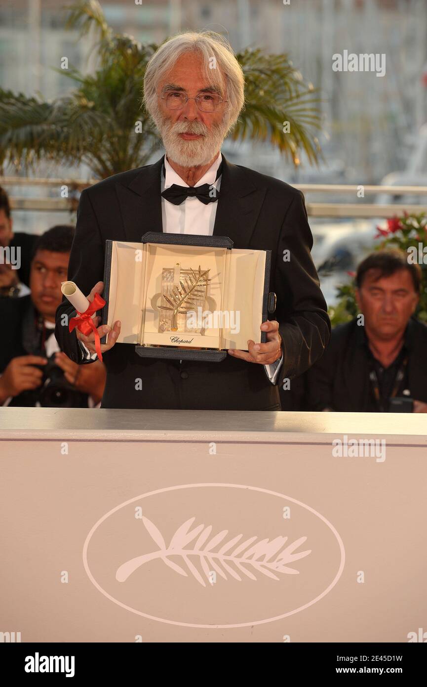 El director Michael Haneke, ganador de la Palma D'Or por "la cinta blanca",  asiste a la ceremonia de entrega de premios Palm d'Or Photocall en el  Palais de Festivals durante el 62º