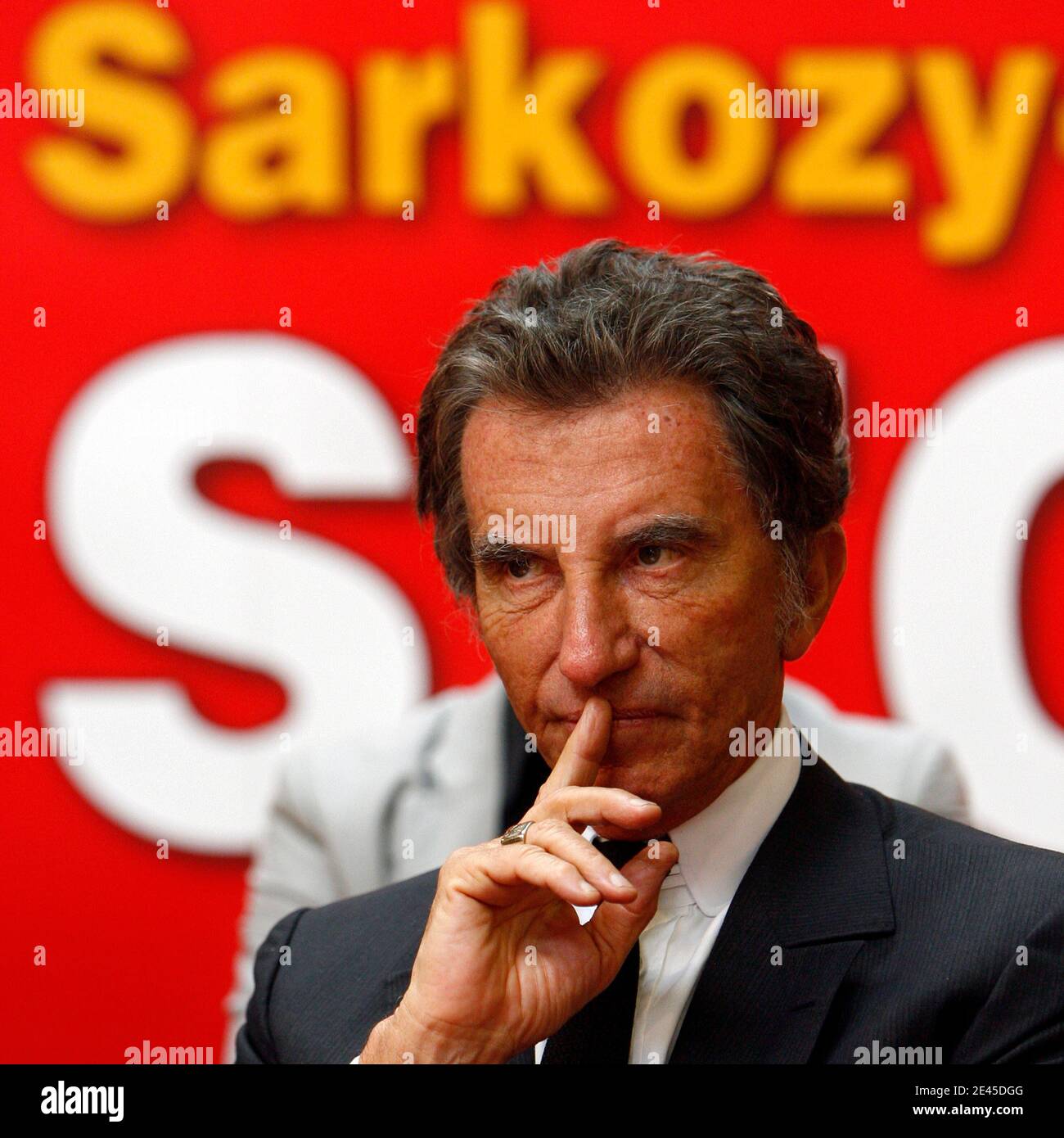 Jack Lang Lors De La Conference De Presse Organice Au Asedio De La Federation Socialiste Du Nord Rue Lyderic A Lille France Pour Le Oficiancement El De La Campagne Electorale Du Ps