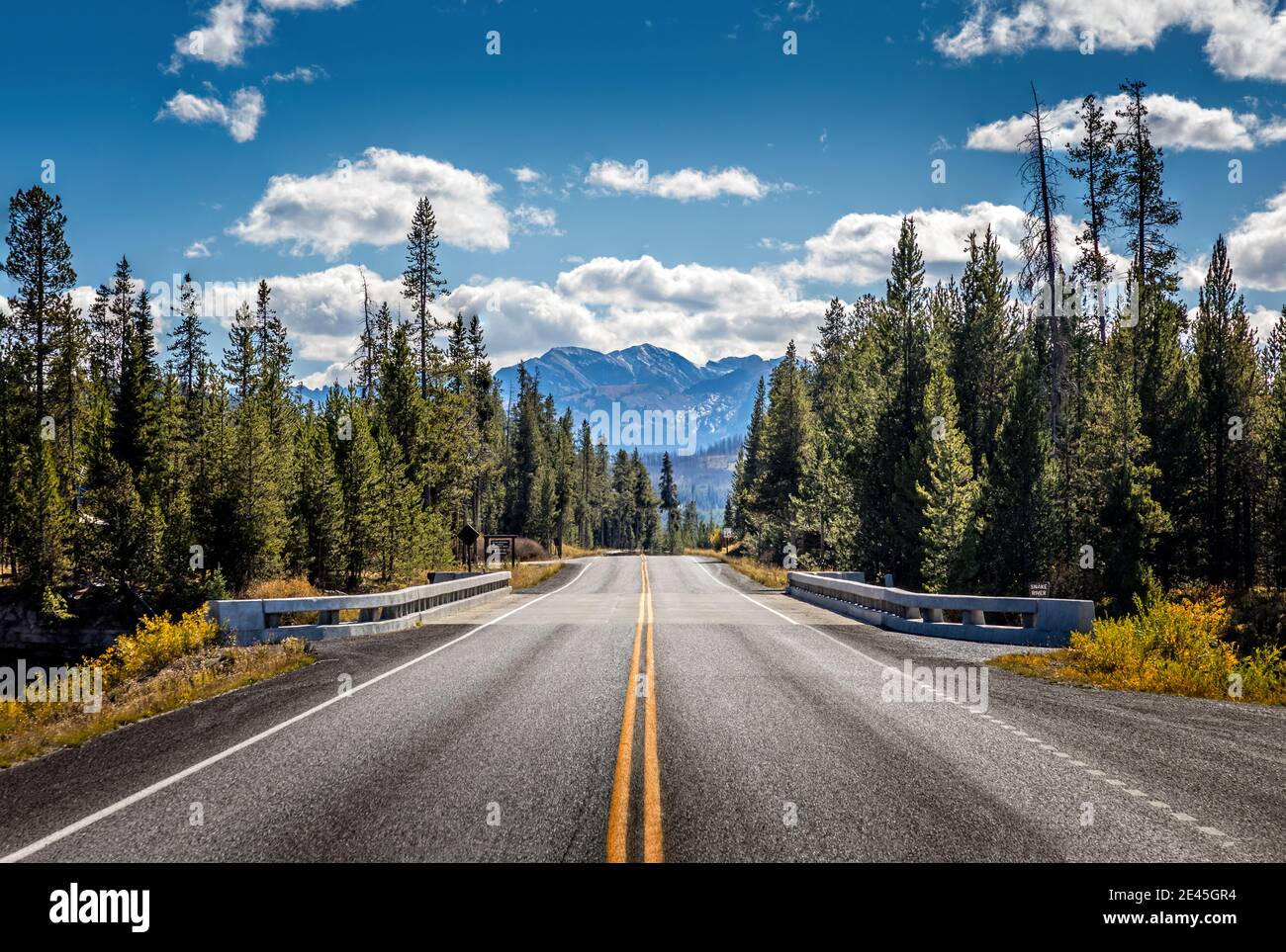 Carretera desde el Parque Nacional Yellowstone al Parque Nacional Grand Teton, Wyoming, Estados Unidos Foto de stock