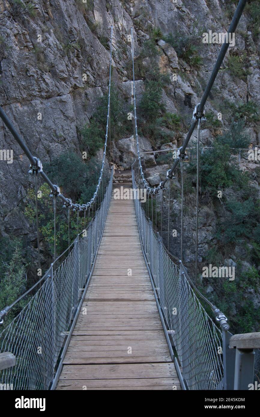 Puente colgante en la ruta de mil puentes, en España Fotografía de stock -  Alamy