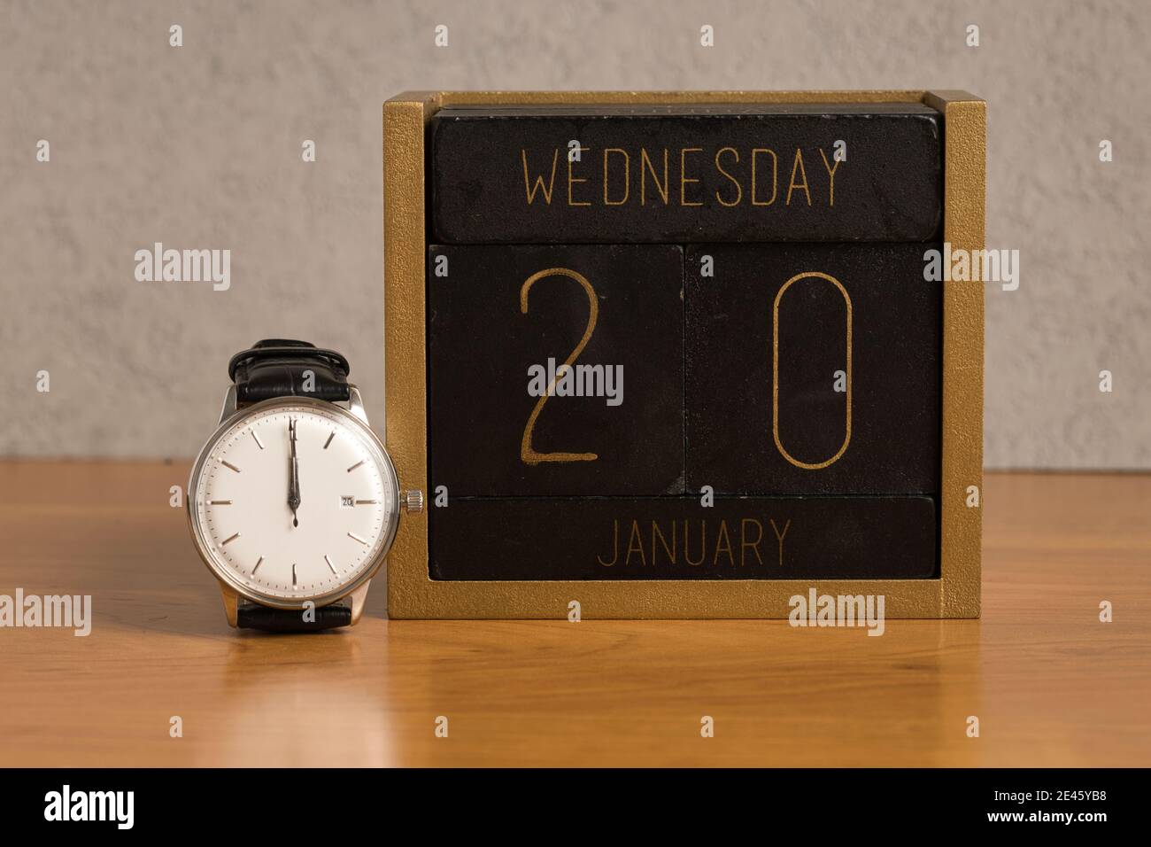 hora de la inauguración presidencial, estados unidos, calendario de madera 20 de enero, ver 12:00 p.m. Foto de stock