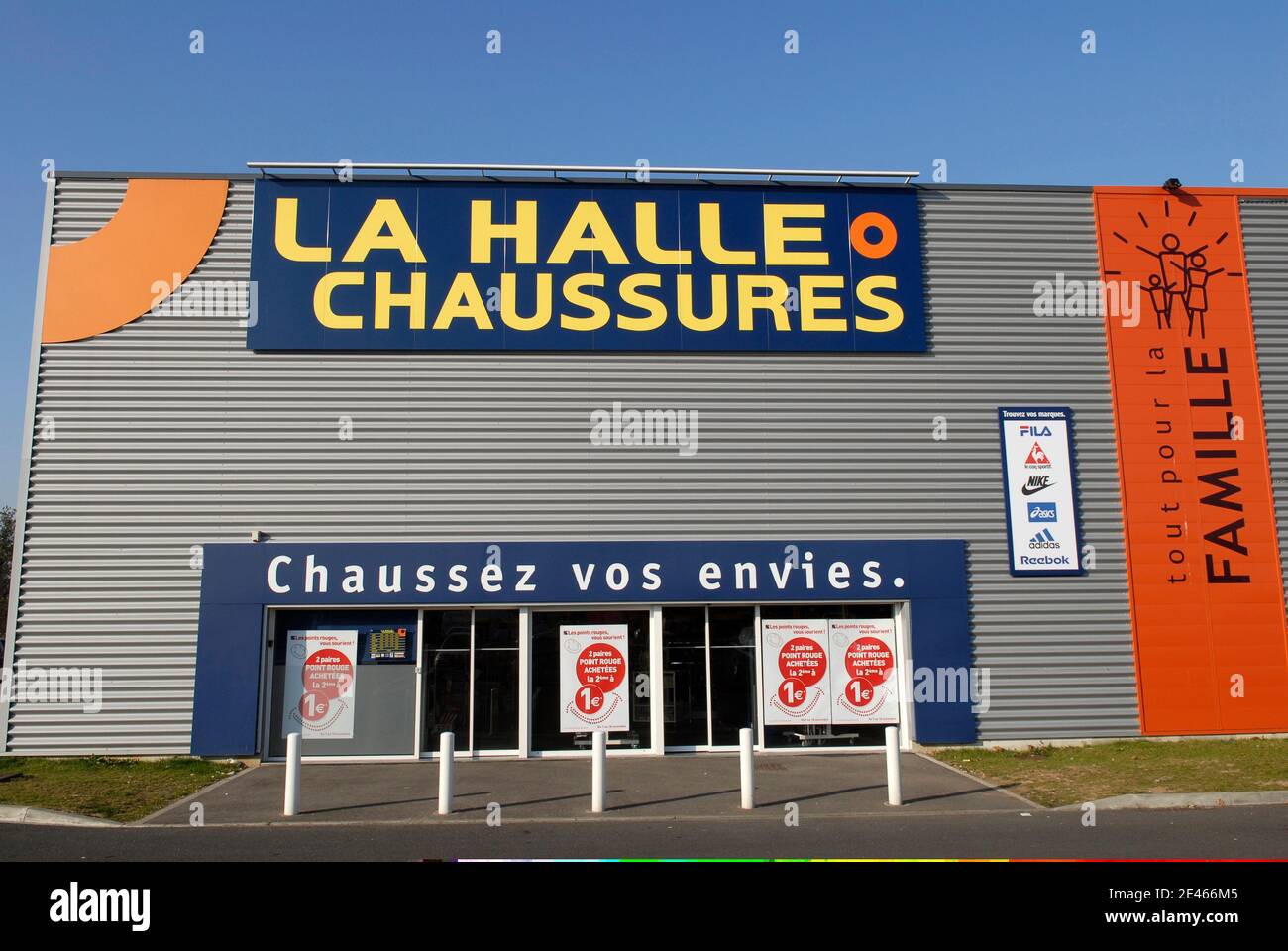 La Halle o Chaussures cartel en Francia. Foto de Philippe  Montigny/ABACAPRESS.COM Fotografía de stock - Alamy