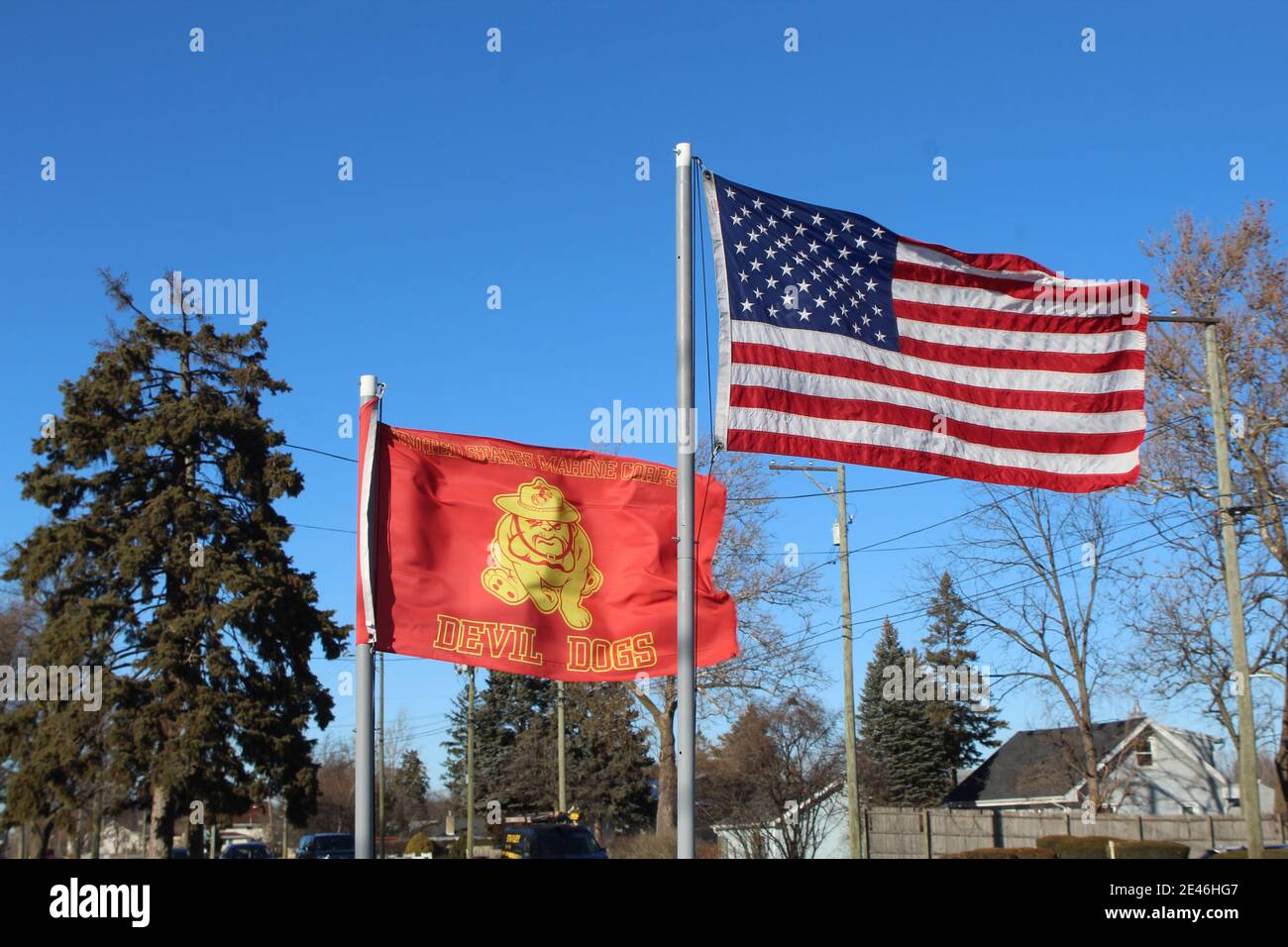 Bandera de los perros del diablo del cuerpo de la Marina de los Estados Unidos con bandera de los Estados Unidos volando a su lado Foto de stock