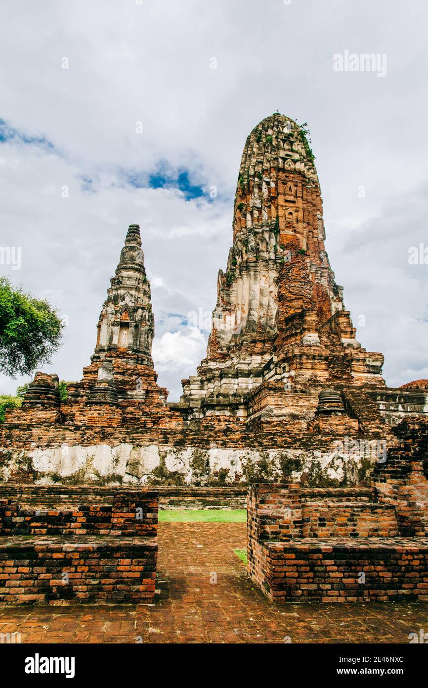 Disparo vertical del templo Wat Phra Ram en el ciudad de Ayutthaya en  Tailandia Fotografía de stock - Alamy