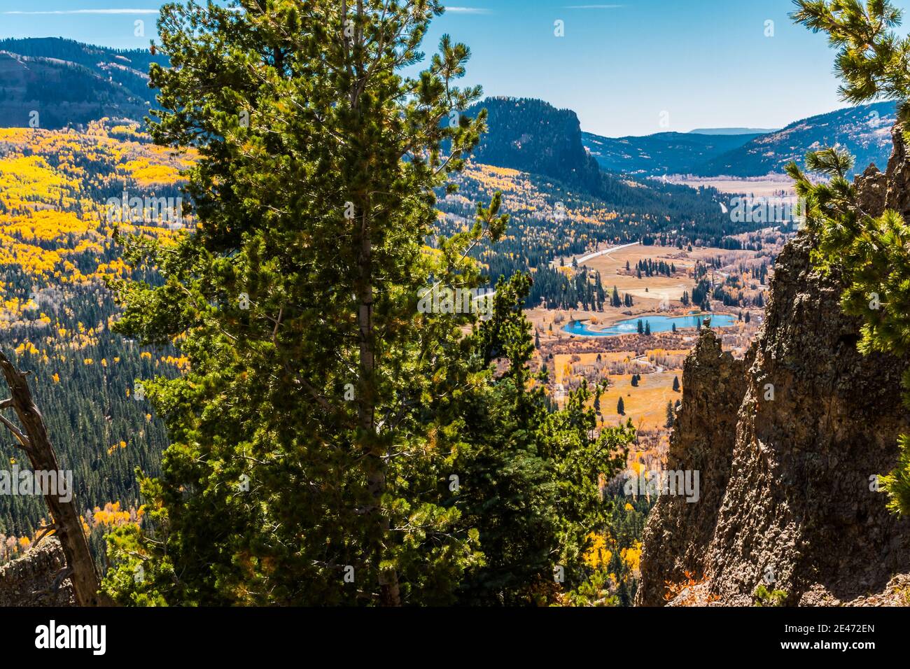 Color de Otoño y Montaña Cuadrada desde Wolf Creek Pass, Pagosa Springs, Colorado, Estados Unidos Foto de stock