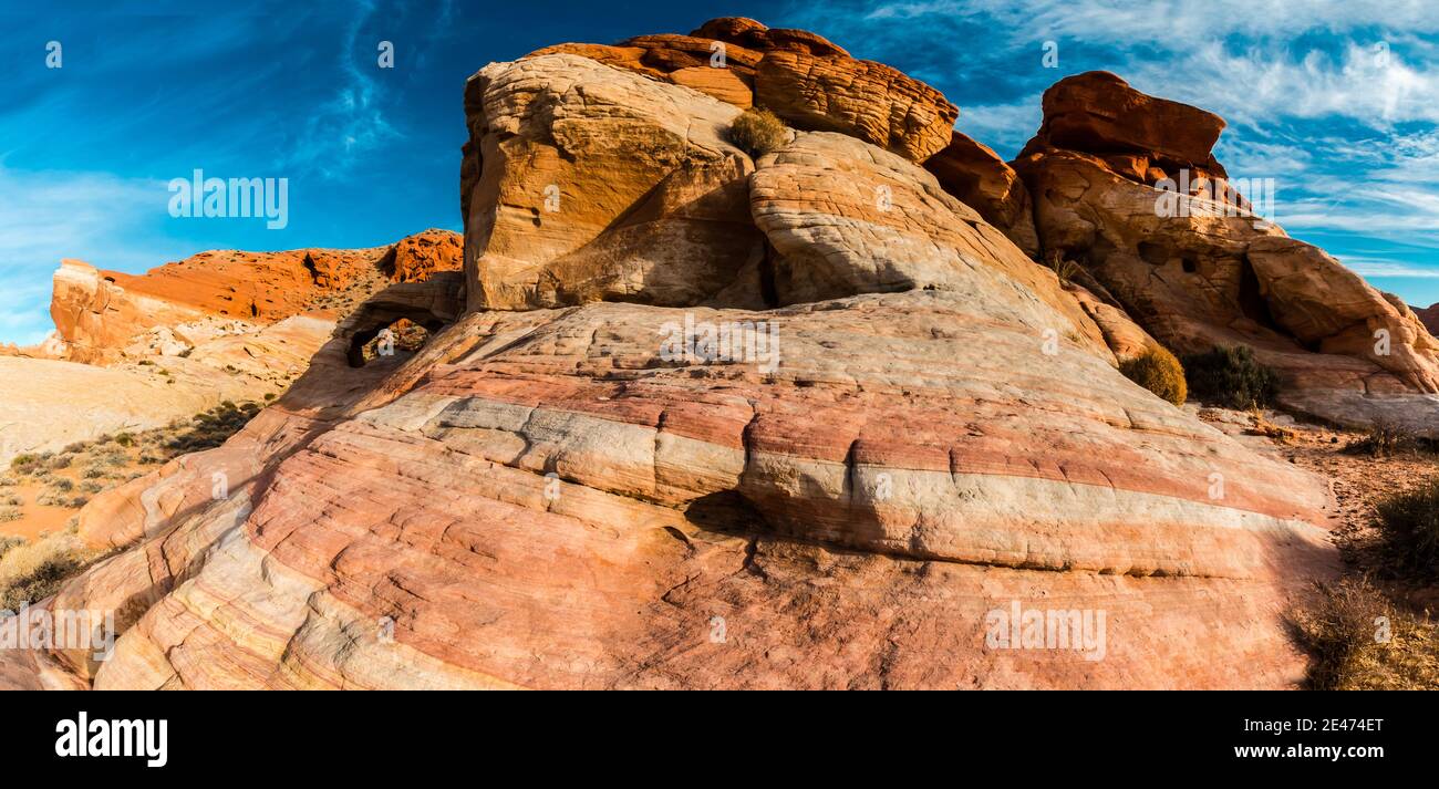 Striped Sandstone Slick Rock y Thunderstorm Arch, Valley of Fire State Park, Nevada, Estados Unidos Foto de stock