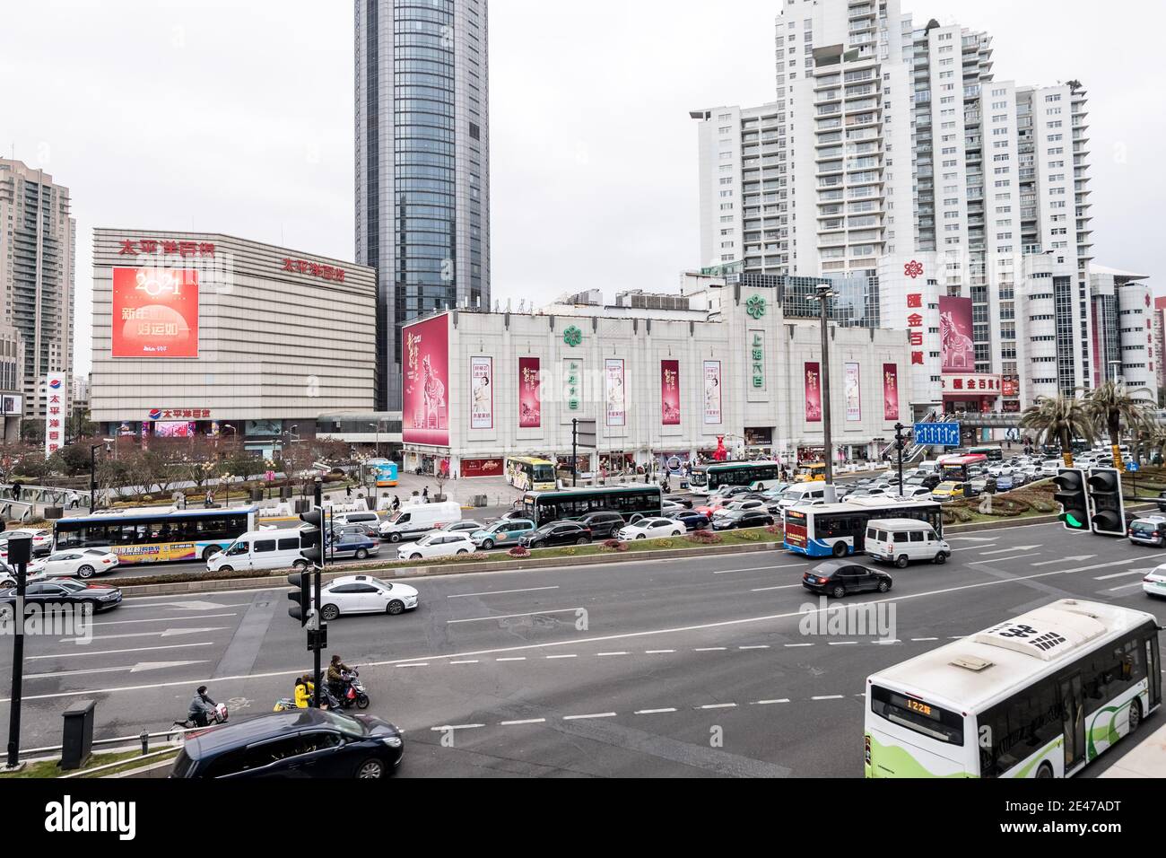 La vista exterior de Shanghai Liubai, un centro comercial local con una historia de 70 años, que será reconstruido con una inversión de 700 millones de Yuan (100 milli Foto de stock