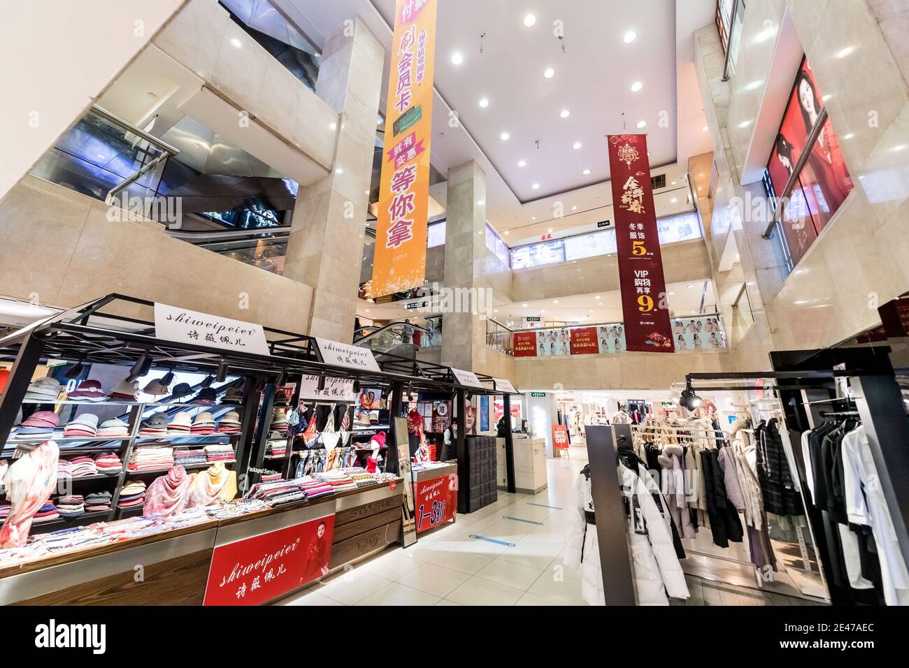 La vista interior de Shanghai Liubai, un centro comercial local con una historia de 70 años, que será reconstruido con una inversión de 700 millones de Yuan (100 millones Foto de stock