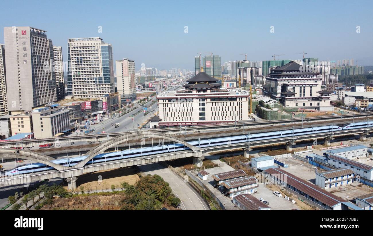 Vista aérea de un tren de Fuxing Hao, una serie de trenes de alta velocidad y alta velocidad EMU, que circulan por el ferrocarril en la ciudad de Guilin, al suroeste de China¯s Gua Foto de stock