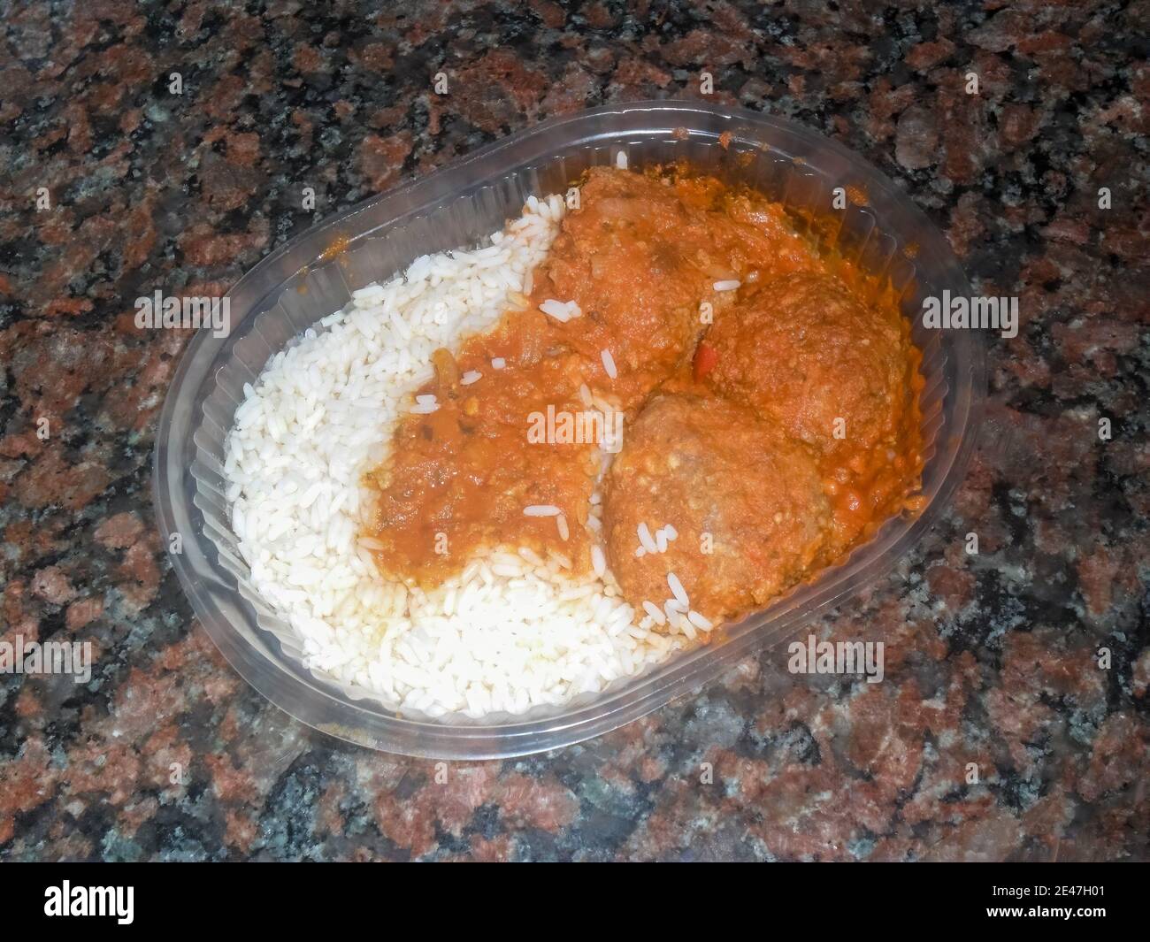 albóndigas para llevar en salsa de tomate y arroz en una bandeja preparada  para horno microondas Fotografía de stock - Alamy