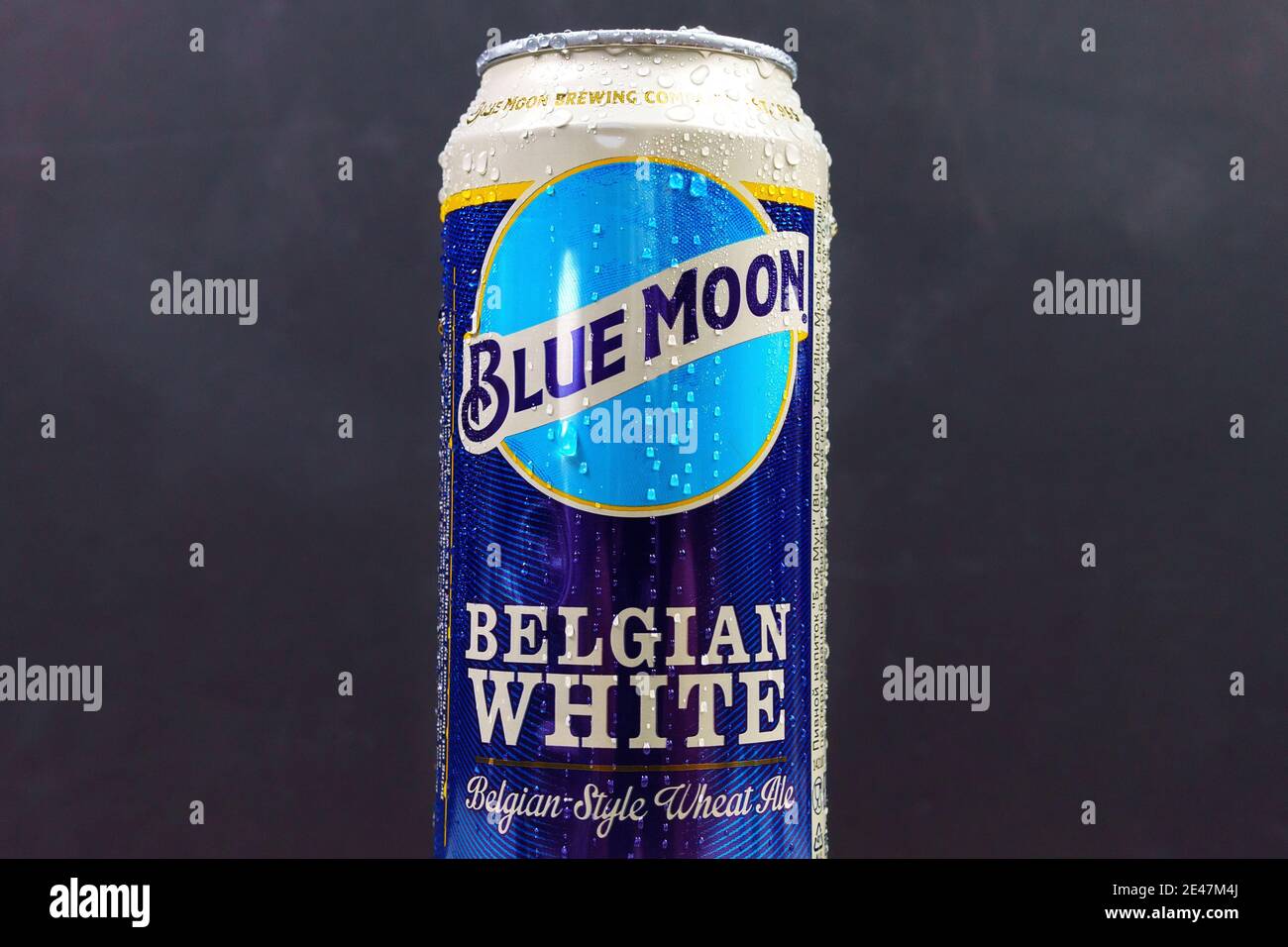 Tyumen, Rusia-23 de diciembre de 2020: Blue Moon belga White Ale. División de importación de MillerCoors, con sede en Chicago Foto de stock
