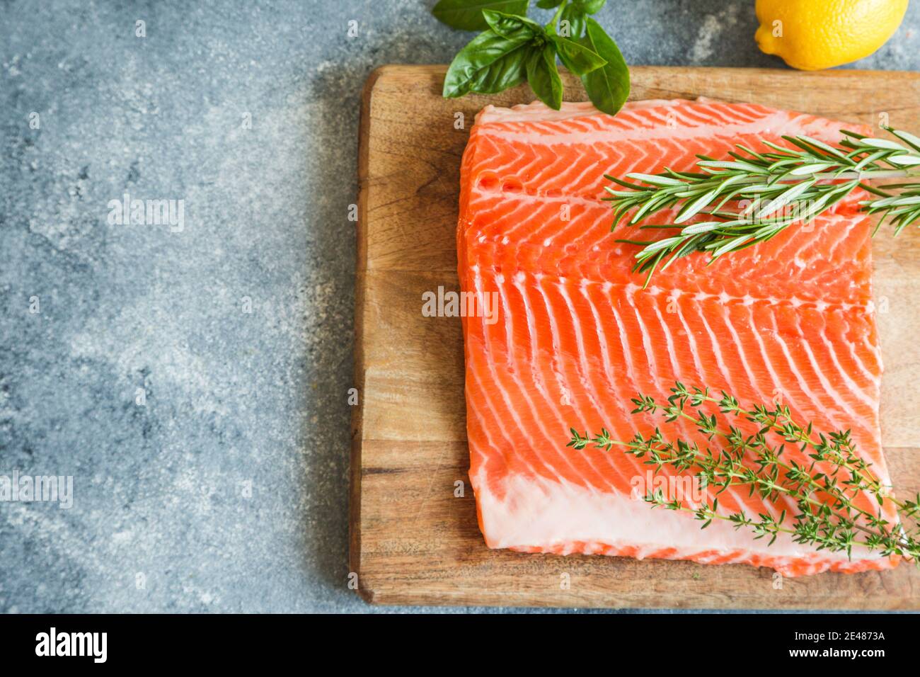 Salmón. Filete de salmón crudo fresco con ingredientes de cocina