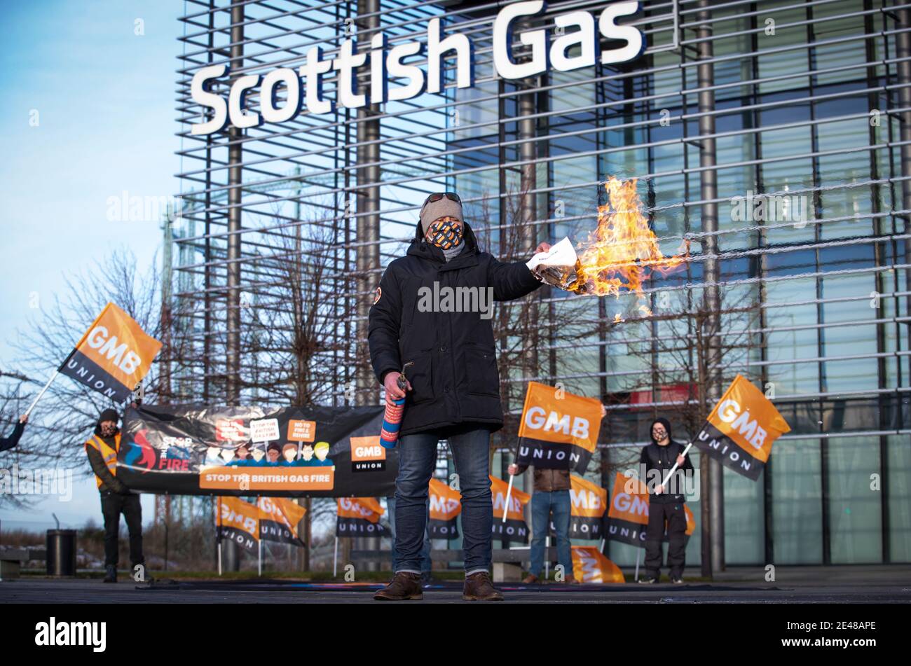 Uno de los trabajadores de British Gas fuera del centro de llamadas de Scottish Gas en Edimburgo prendió fuego al nuevo contrato el sexto día de una huelga de siete días por nuevos contratos. Fecha de la foto: Viernes 22 de enero de 2021. Foto de stock
