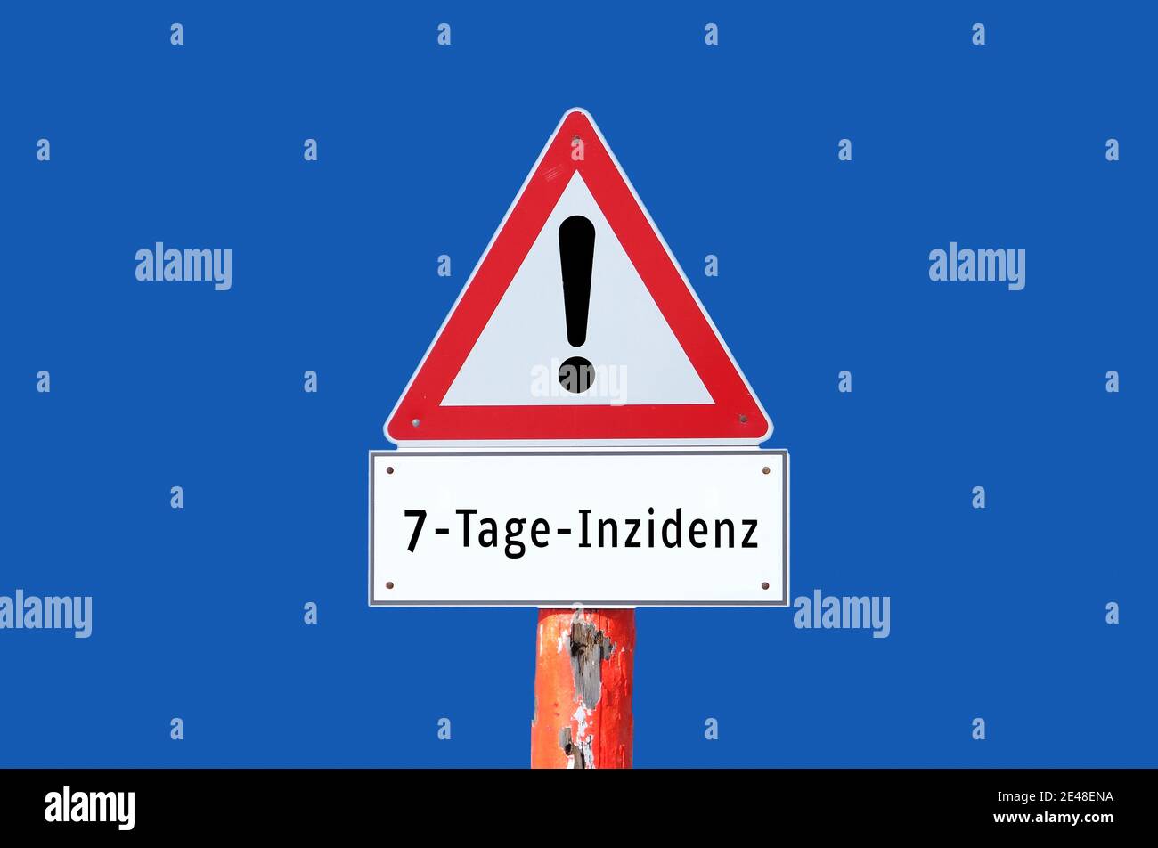 Señal de advertencia "incidencia de 7 días" sobre fondo azul en alemán Foto de stock