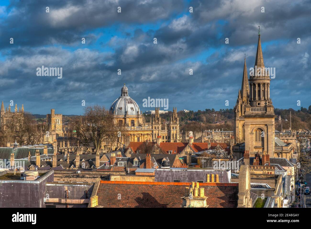La vista sobre los tejados de Oxford tomada desde lo alto de la Torre Carfax en Oxford. La iglesia de la derecha es la Iglesia Universitaria de Santa María la Virgen Foto de stock