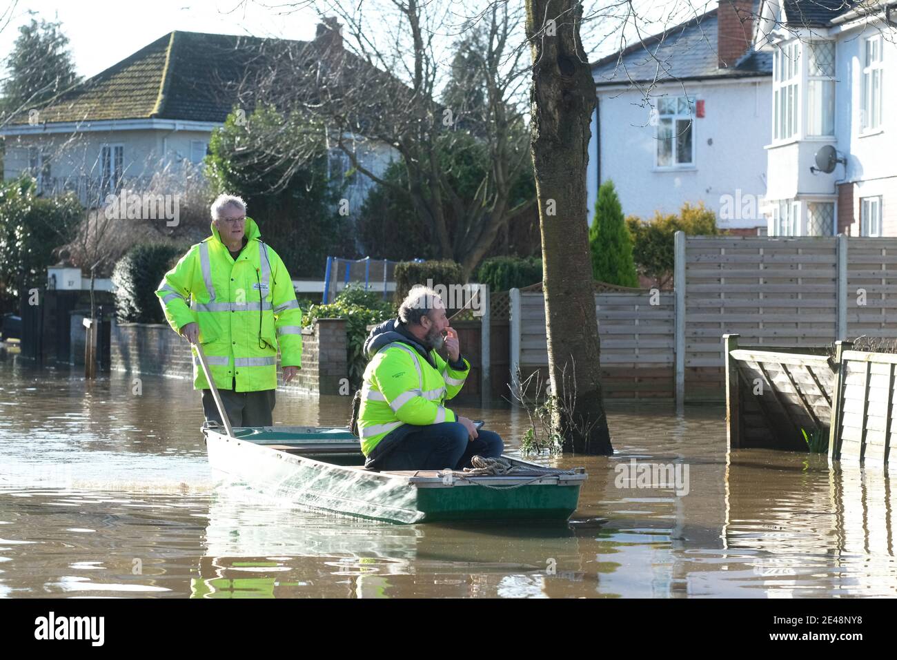 Hereford, Herefordshire Reino Unido - Viernes 22 de enero de 2021 - el alcaide local de las inundaciones Colin Taylor ayuda a un miembro del personal de la Agencia del Medio Ambiente (en barco) a evaluar los daños causados por las inundaciones en el área de Grayfriars inundada de la ciudad por las inundaciones del río Wye. Los niveles de los ríos han comenzado a bajar, pero los residentes aquí enfrentan muchos meses de agitación para reconstruir una vez más después de las inundaciones anteriores en febrero de 2020 y octubre de 2019. Foto Steven May / Alamy Live News Foto de stock