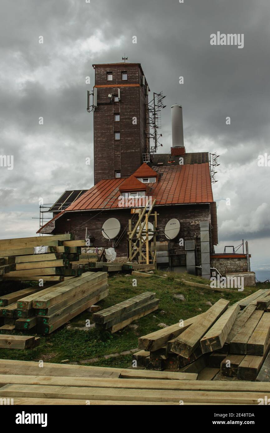 Snezne jamy, República Checa-julio de 25,2020. Un edificio remediado en construcción en la frontera polaco-Checa en Krkonose, las montañas gigantes Foto de stock