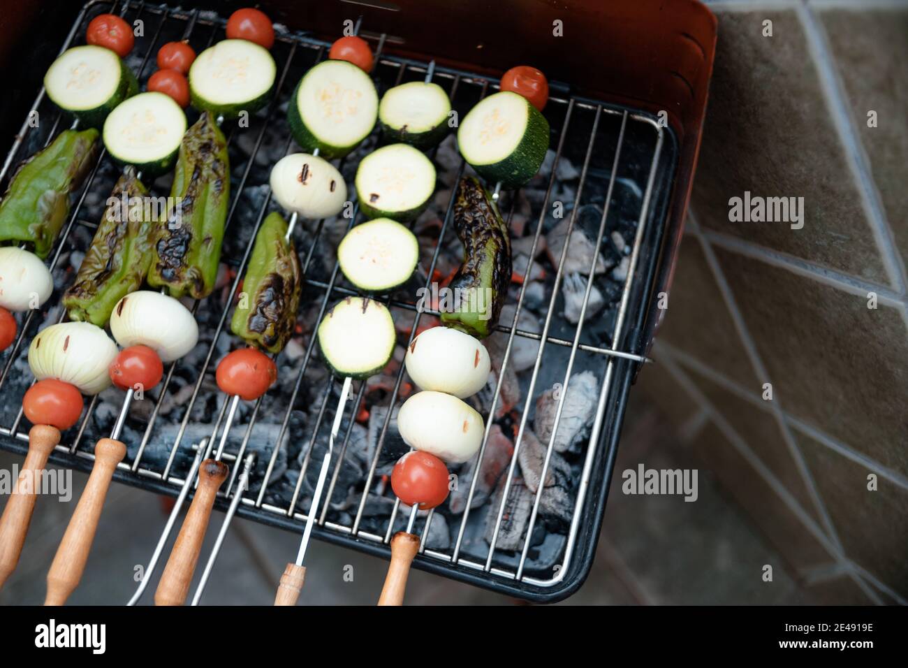 Vista alta de las brochetas de verduras en una parrilla de carbón Foto de stock